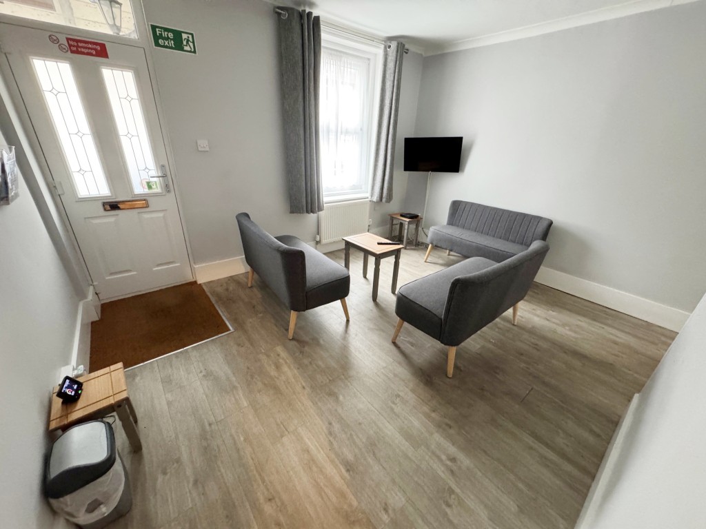 Lot: 19 - MID-TERRACE HOUSE INVESTMENT - Living room